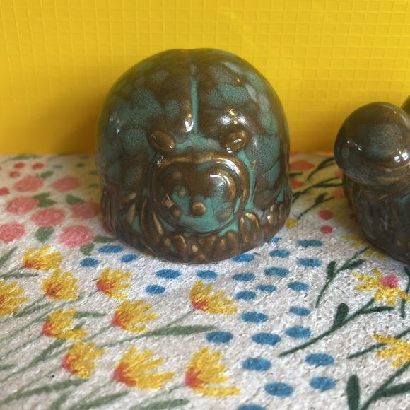 Vintage pair of green and brown ceramic glazed bug and turtle decor figurines - Picture 2 of 10